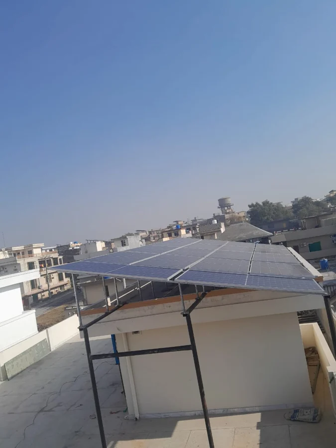 Rooftop solar array from Fast Solution Technologies' published installation photos